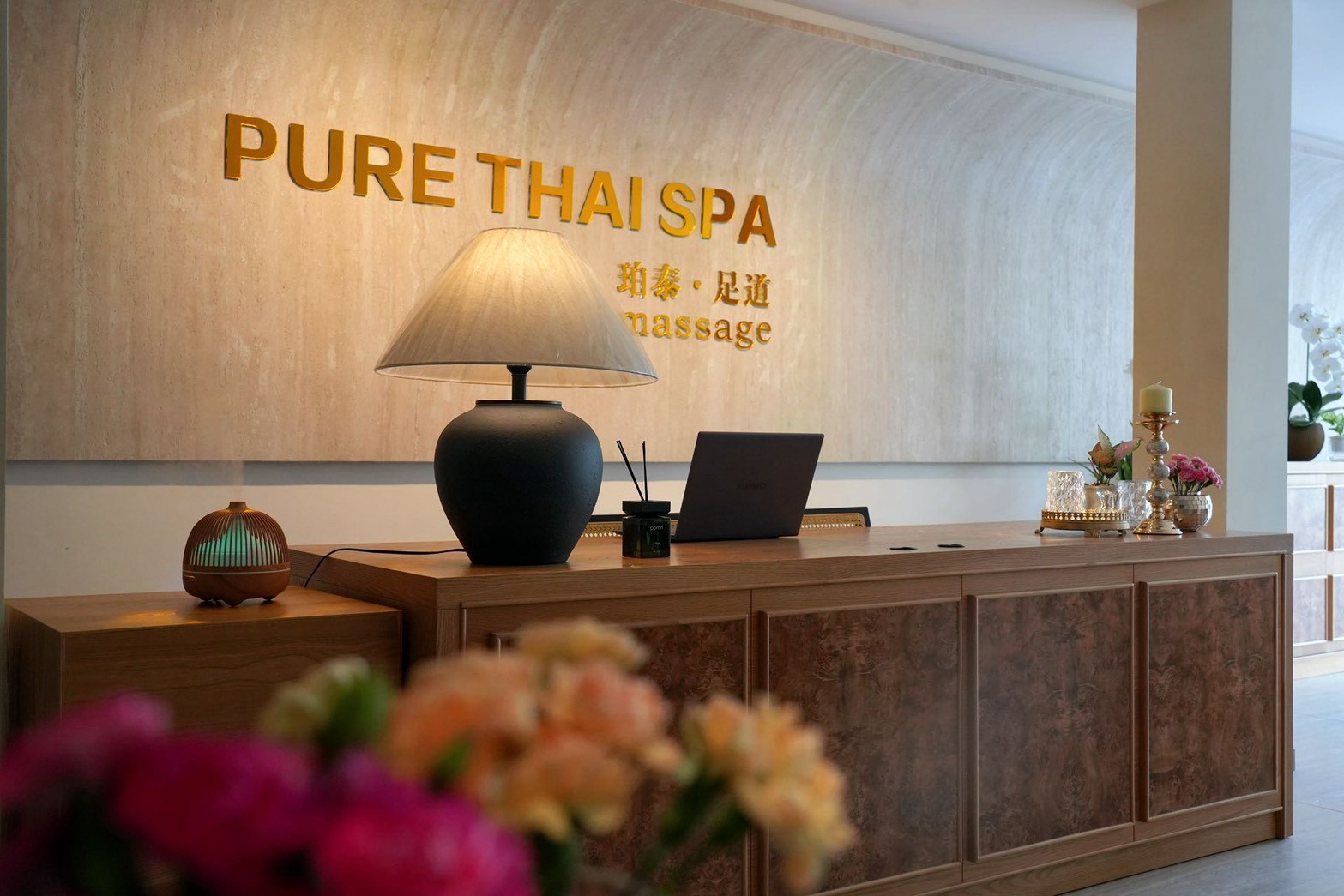 เคาน์เตอร์ต้อนรับ PURE THAI SPA วังทองหลาง